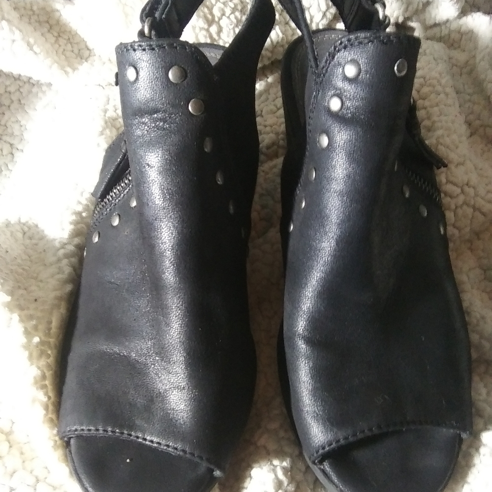 Sandles - Picture 2 of 5
